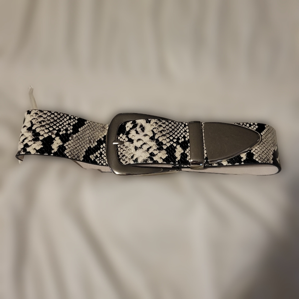 Womens snake skin big buckle belt. B LOW the belt brand size small. NWT.